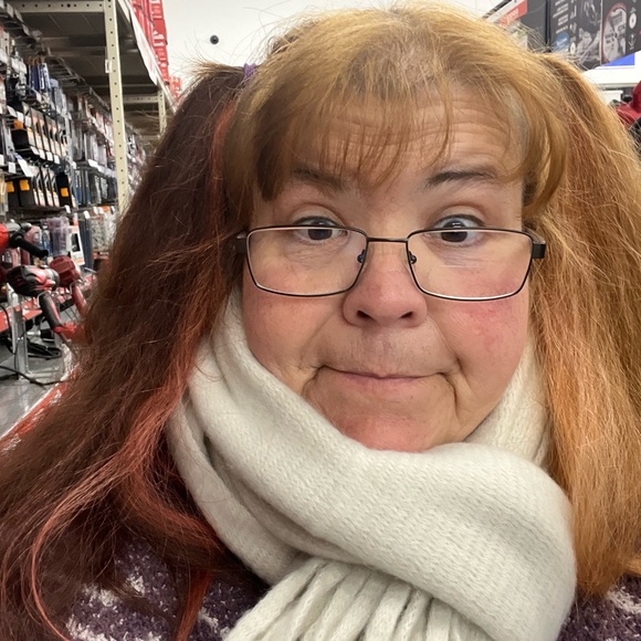 Meet your Posher, Janet - Picture 3 of 4